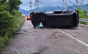 Saobraćajna nesreća u Mostaru:  Izgubio kontrolu i automobilom udario u brdo