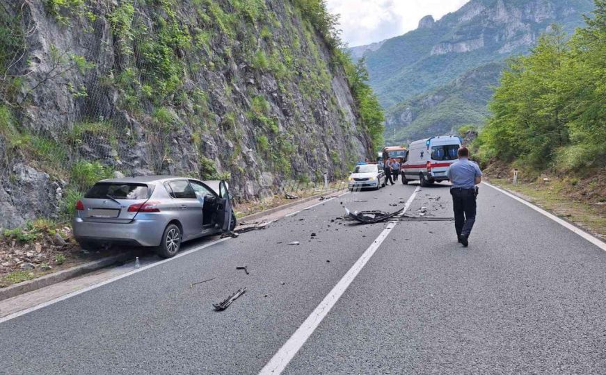 Stravična nesreća između Jablanice i Mostara: Jedno vozilo prevrnuto, ima povrijeđenih