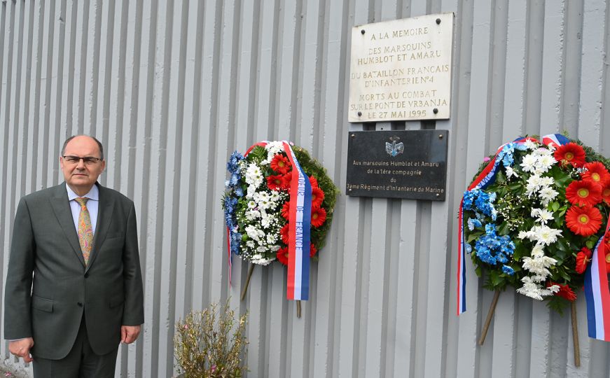 Schmidt odao počast francuskim vojnicima koji su 1995. stradali na mostu Vrbanja