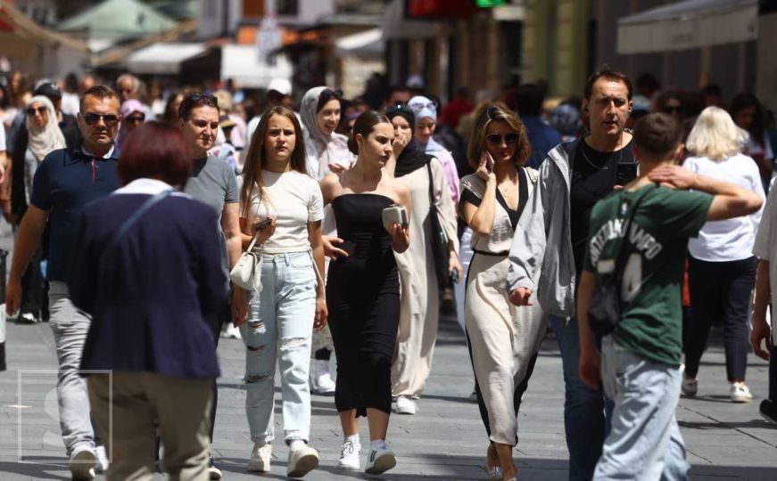 Lijepo vrijeme izmamilo građane na ulice Sarajeva: Mnogi su već spremili ljetnu garderobu