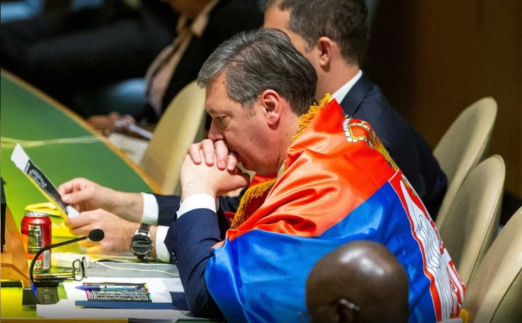 Srbijanski mediji: "Vučić odbrusio obezbjeđenju zbog zastave". UN: To se nije desilo