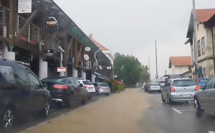 Prolom oblaka u Hrvatskoj: Pala jaka kiša, automobili plivaju u vodi