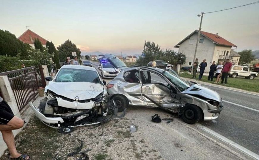 Saobraćajna nesreća u BiH: Sudar teretnog i tri putnička vozila, povrijeđene dvije osobe