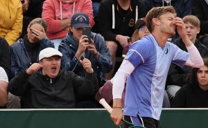 Skandal na Roland Garrosu: Gledalac pljunuo žvakaću gumu na belgijskog tenisera