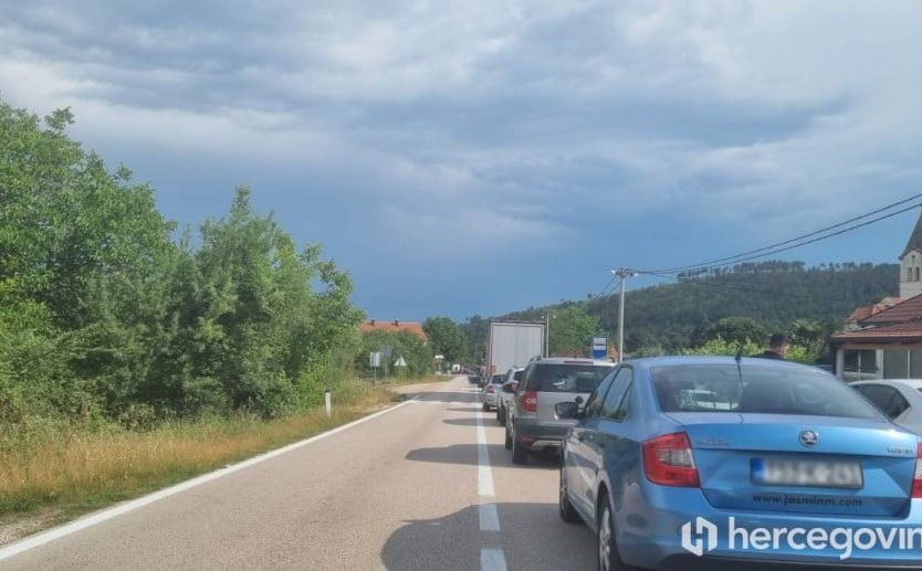 Saobraćajna nesreća kod Mostara: Vatrogasci izvlačili povrijeđene