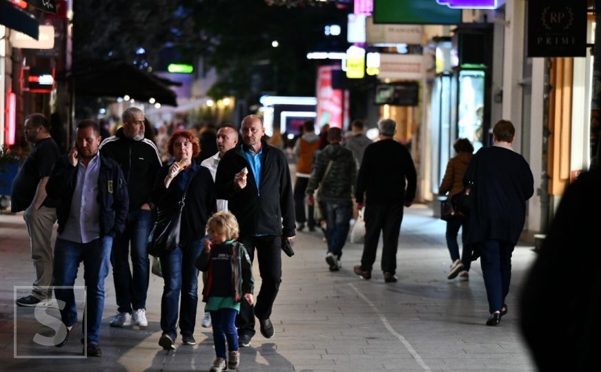 Proljetna čarolija u Sarajevu: Građani uživaju u noćnim šetnjama čaršijom
