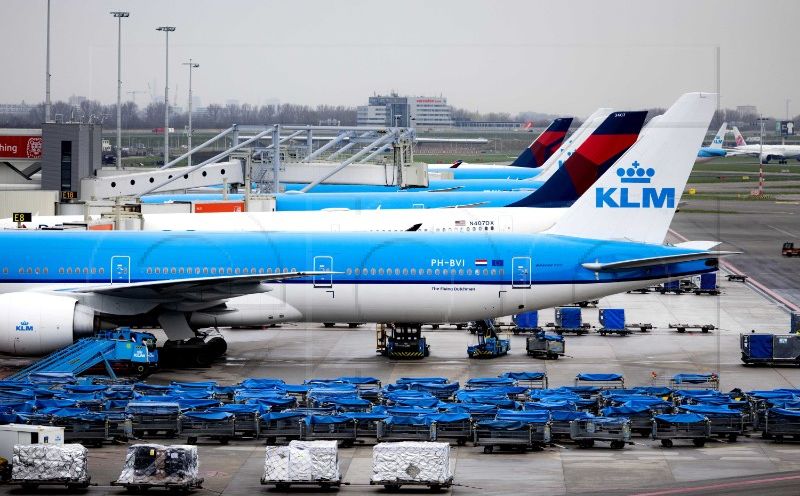 Tragedija u Amsterdamu: Osoba smrtno stradala nakon što je završila u upaljenom motoru aviona