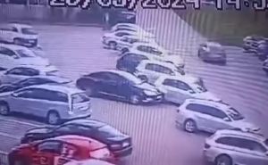 Vozač udario auto na parkingu i pobjegao: Pogledajte kako je to izgledalo