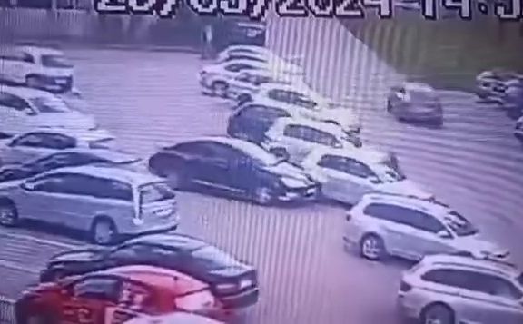 Vozač udario auto na parkingu i pobjegao: Pogledajte kako je to izgledalo