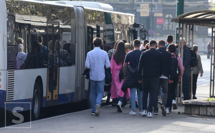 Kanton Sarajevo: Đaci i studenti besplatno će koristiti javni prijevoz i tokom raspusta