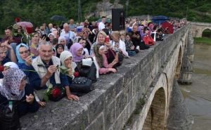 3.000 ruža za 3.000 života: U Višegradu danas se obilježava 32. godišnjica stradanja Bošnjaka