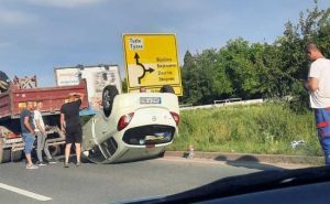 Saobraćajna nesreća u BiH: Automobil završio na krovu