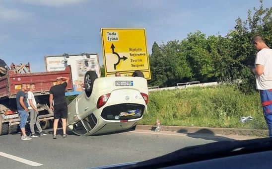 Saobraćajna nesreća u BiH: Automobil završio na krovu