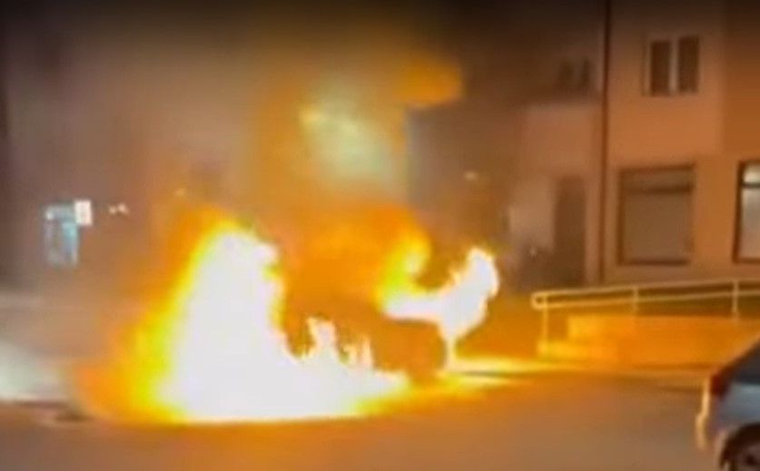 Drama na Palama: Usred noći na parkingu zapaljen automobil