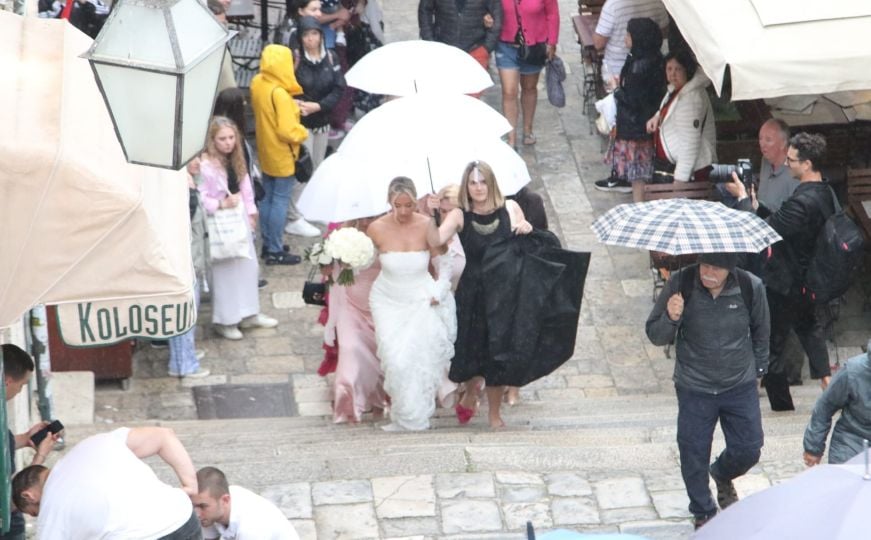 Ko je ljepotica koja je u Dubrovniku bosa šetala na svadbi godine?
