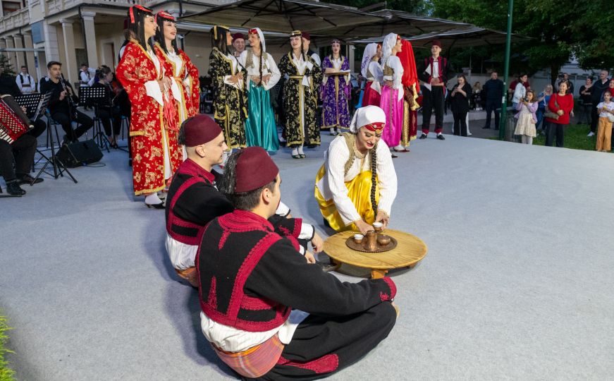 Kroz sokake tradicije: Nastupom KUD "Lola" na Ilidži nastavljen program Kultura na ulice 2024!