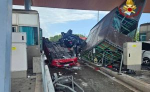 Stravična nesreća u Italiji: Zaletio se automobilom u naplatnu kućicu, ima poginulih