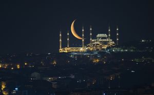Prelijepi prizori iz Istanbula: Polumjesec nad džamijom Čamlica očarao stanovnike grada