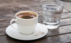 U poznatom hrvatskom ljetovalištu ugostitelji naglo pojeftinili? Iznenađujuće niska cijena kafe