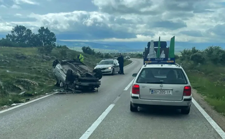 Saobraćajna nesreća u BiH: Automobilom izletio s ceste, prevrnuo se i završio u bolnici