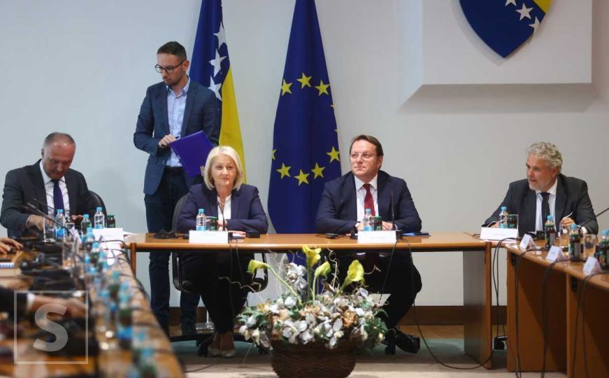 Helez i Varhelyi održali sastanak: 'Borit ću se za ispunjenje uslova za članstvo u EU'