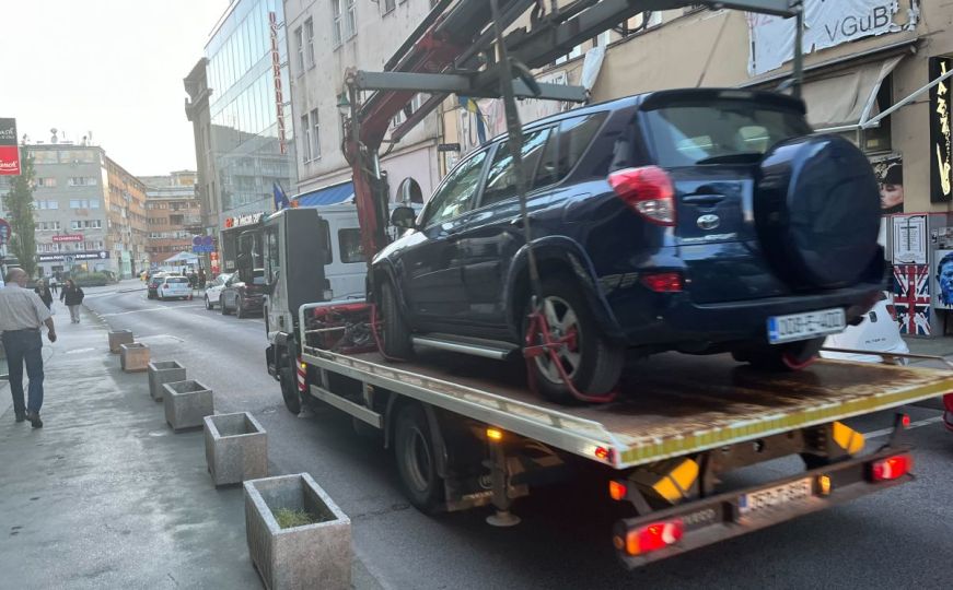 Pauk služba digla automobil u centru Sarajeva: Stvorila se velika kolona, na kolovozu i policija