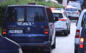 Uhapšen Bešir Velagić (21): Macolom udarao policijsko vozilo, popeo se na krov, propao u gepek...