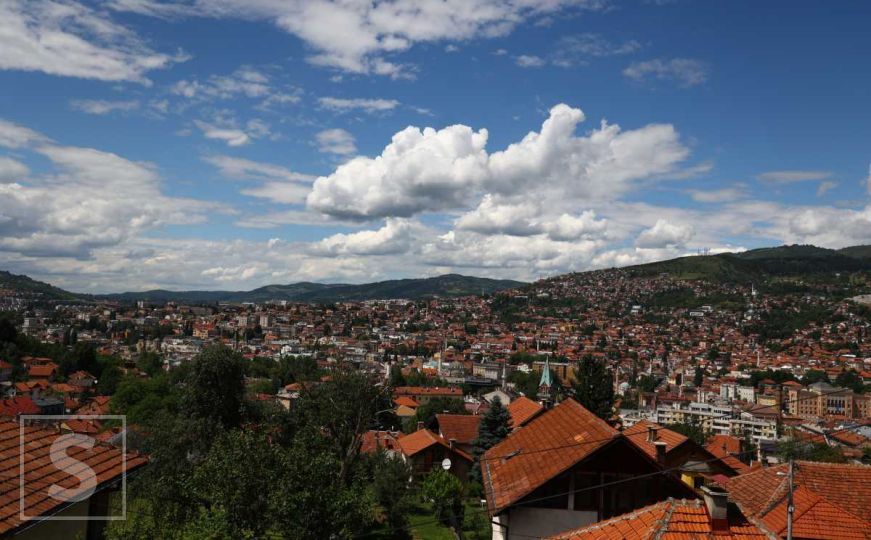 Pogledajte kako izgleda junski dan u Sarajevu: Igra oblaka i građani u zelenoj oazi