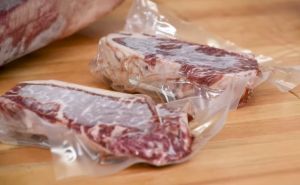 Trik koji je zadivio sve domaćice: Evo kako da odmrznete meso za samo pet minuta