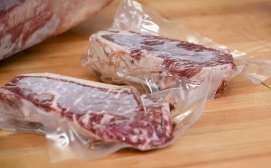 Trik koji je zadivio sve domaćice: Evo kako da odmrznete meso za samo pet minuta