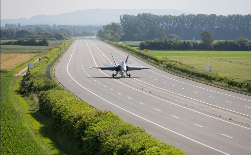 Usred Europe snimljeni prizori kakvi se ne viđaju često: Prazna autocesta i borbeni avioni