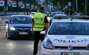 Vozaču "Mercedesa" oduzeto vozilo zbog višestrukog kršenja saobraćajnih propisa i duga od 1.100 KM