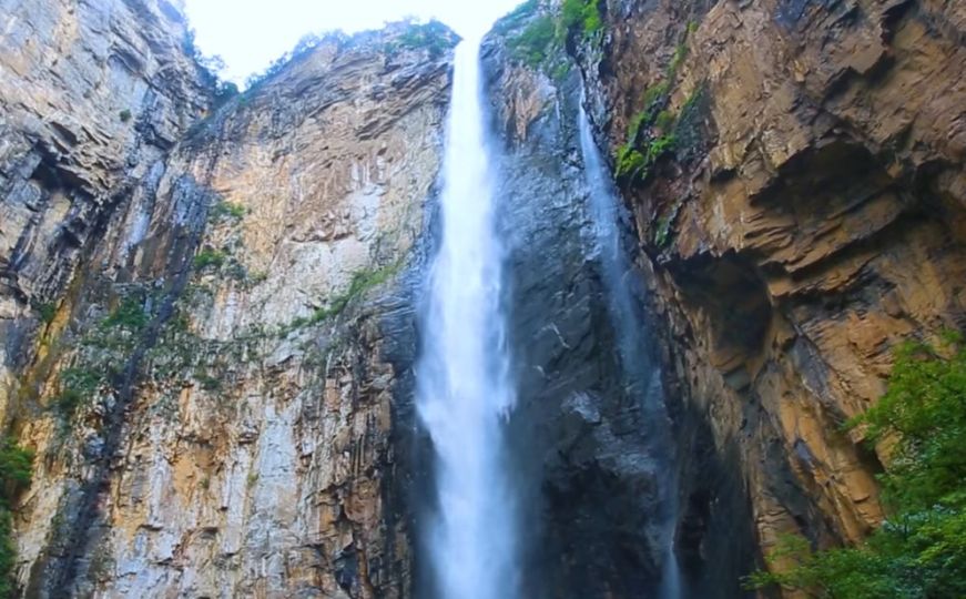Popeo se na vrh svjetski poznatog vodopada, a onda objavio snimak koji je šokirao milione ljudi