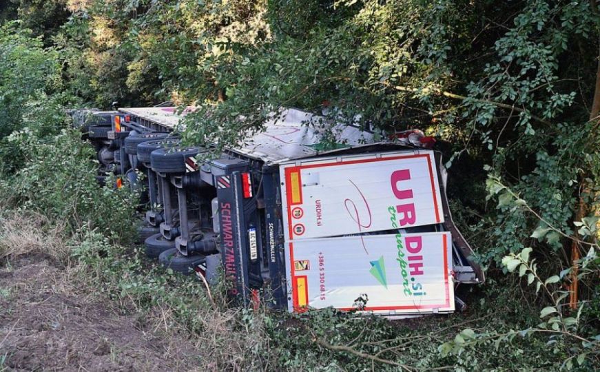 Vozač iz BiH imao nesreću: Kamionom sletio s ceste