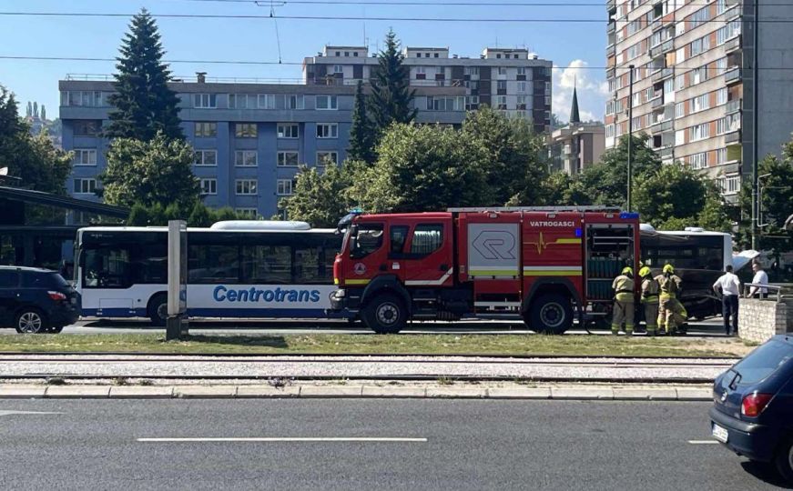 Zapalio se autobus u Sarajevu, vatrogasci gasili požar