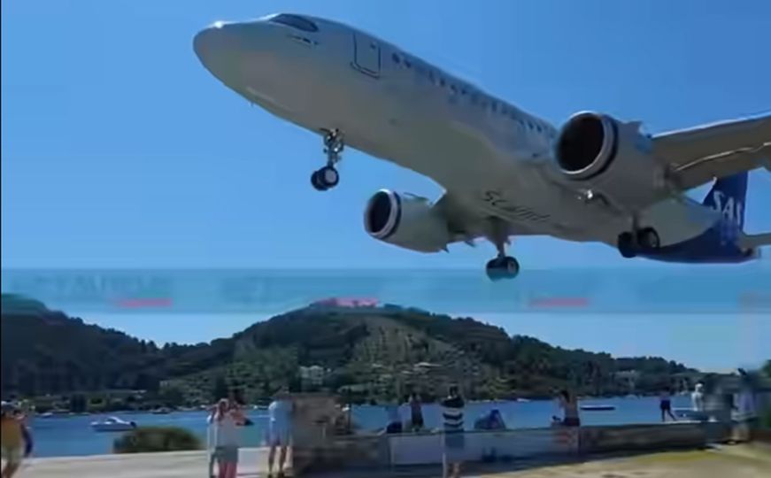 Nesvakidašnji prizor: Avion proletio tik iznad glava turistima iz BiH