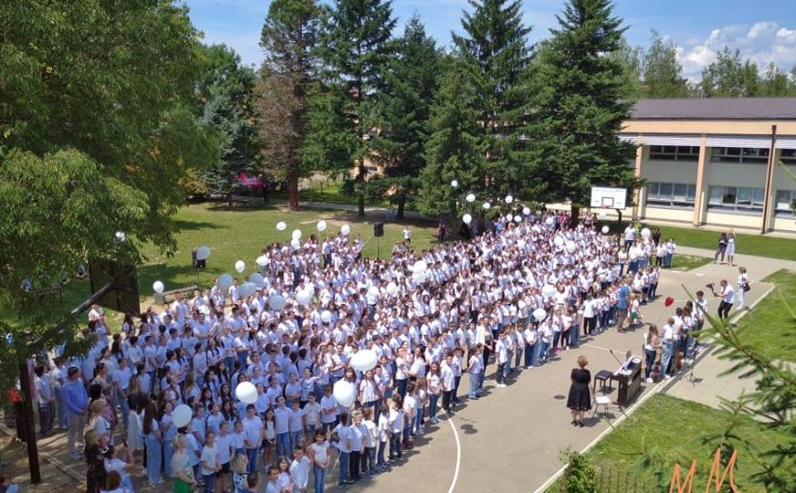 Snimak rasplakao regiju: Učenici bh. škole otpjevali pjesmu za pedagogicu koja je tragično stradala