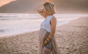 Trudnoća i ljetovanje: Smiju li se trudnice kupati u bazenu i u moru?