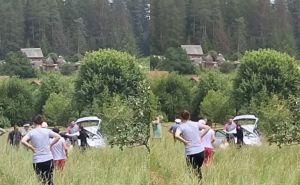 Teška saobraćajna nesreća kod Olova: Automobil sletio s ceste, vozač prevezen na KCUS