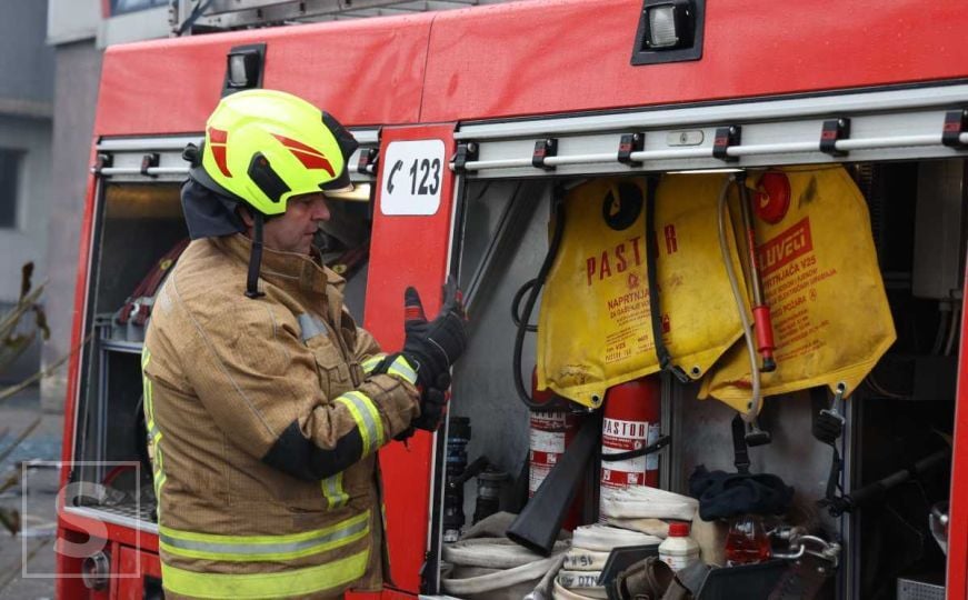 Bravo, hrabri ljudi: Zenički vatrogasci spasili mladića (22) iz stana