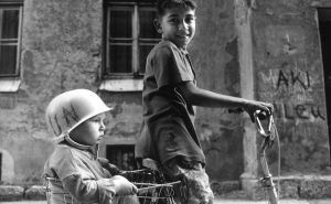 Sniper Alley objavio nove potresne fotografije opsade Sarajeva: Prepoznajete li nekoga od ove djece?
