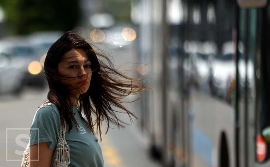 Popodnevna ljetna šetnja Sarajevom: Vjetar mrsio kosu građana