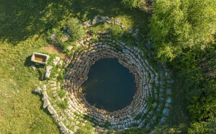Mistična Neveš voda u BiH: Vjeruje se da ovaj grčki bunar star 2.000 godina nikada nije presušio