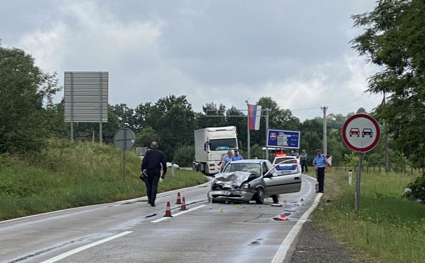Teška saobraćajna nesreća u BiH: Jedna osoba poginula, saobraćaj obustavljen