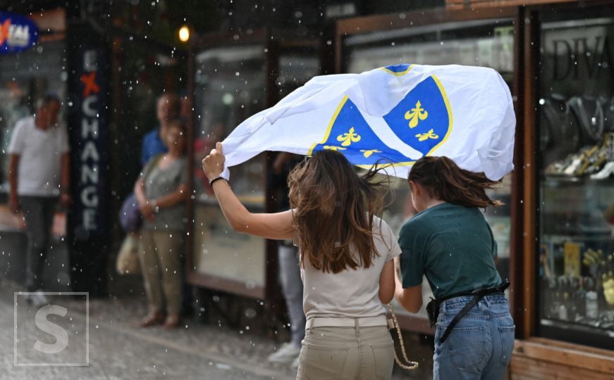 Proljetna kiša osvježila Sarajevo i iznenadila građane: Pogledajte fotografije sa čarobne Baščaršije
