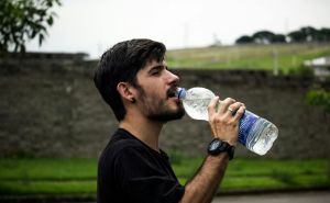 Upozorenje ako pijete flaširanu vodu: 'Ako se ovo desi, ne konzumirajte je! Štetna je za zdravlje'