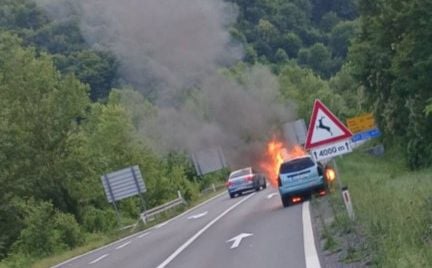 Požar u BiH: Gorio automobil na cesti, vatrogasci hitno intervenisali