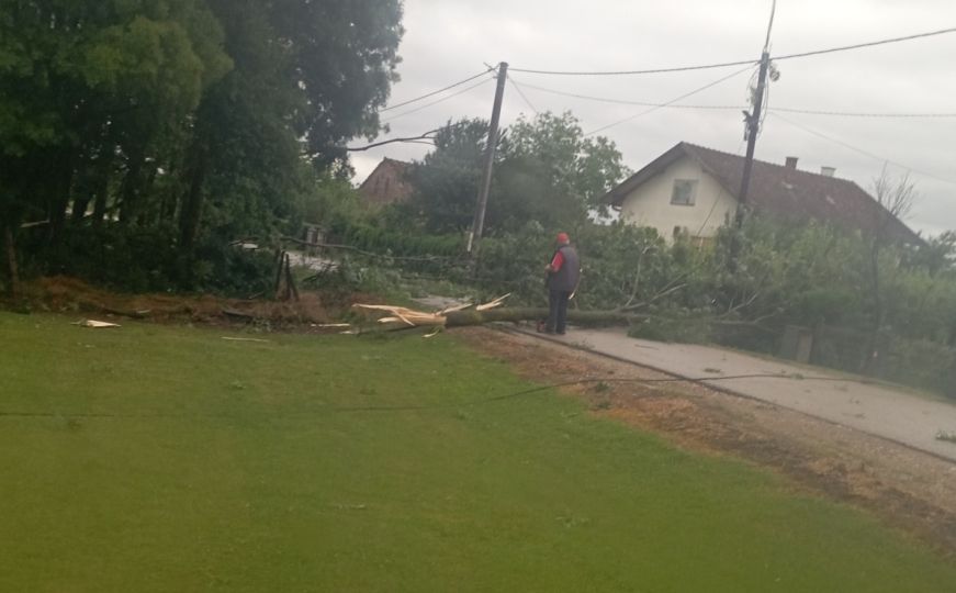 Jako nevrijeme pogodilo bh. grad: Na kućama oštećeni krovovi