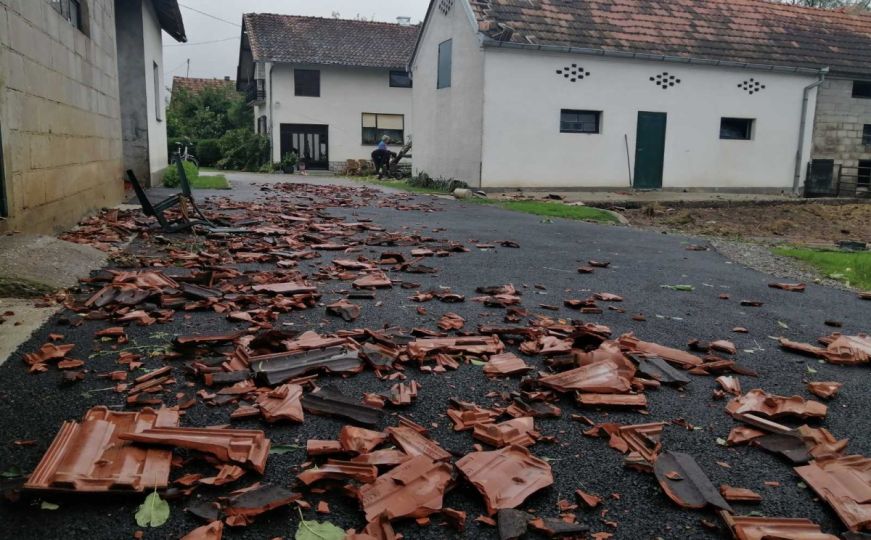 Olujno nevrijeme poharalo još jedan grad u BiH: Vjetar oštetio krovove, usjeve i obarao drveće