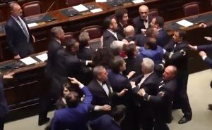 Haos u italijanskom parlamentu: Izbila masovna tučnjava, jedan zastupnik izveden u kolicima